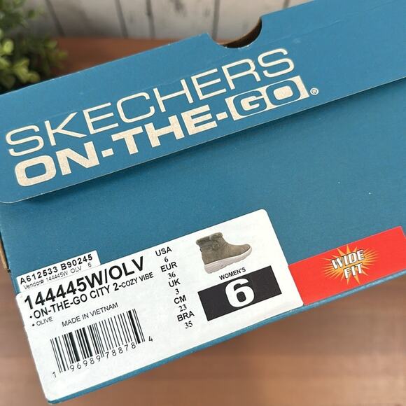 Skechers On the GO Wide Width Winter Gleam City Water Repellent Suede Boots - Picture 10 of 10